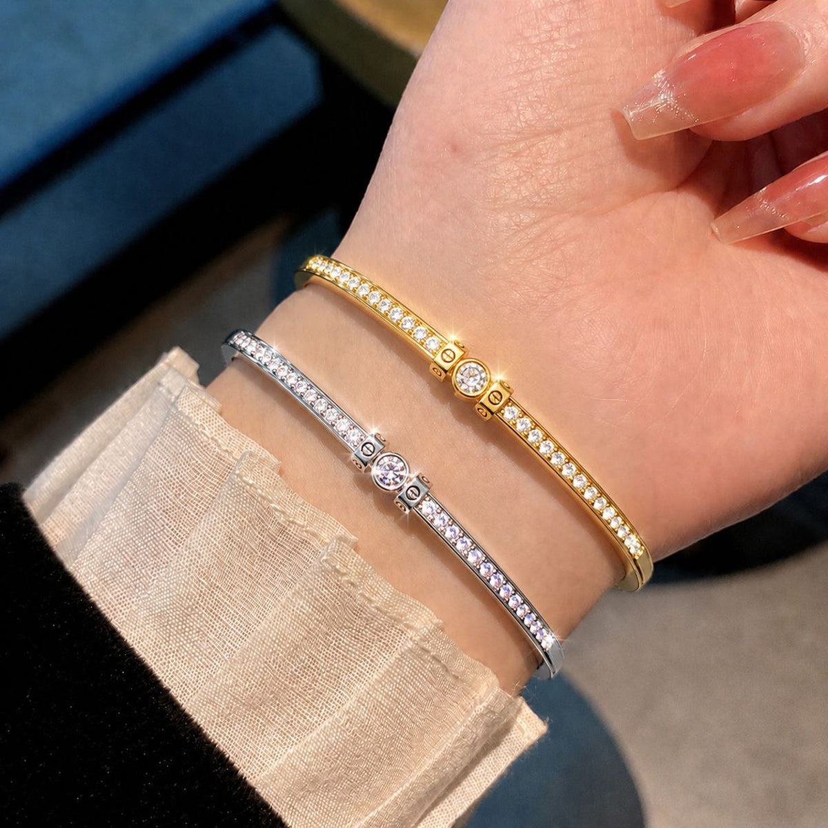 Fashionable Diamond-studded Snap Bracelet