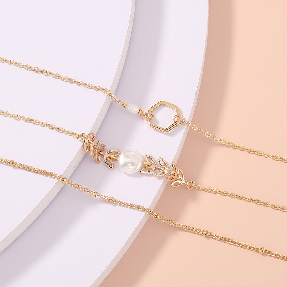 Silke – Armband mit Perlenoptik und Blattmotiv
