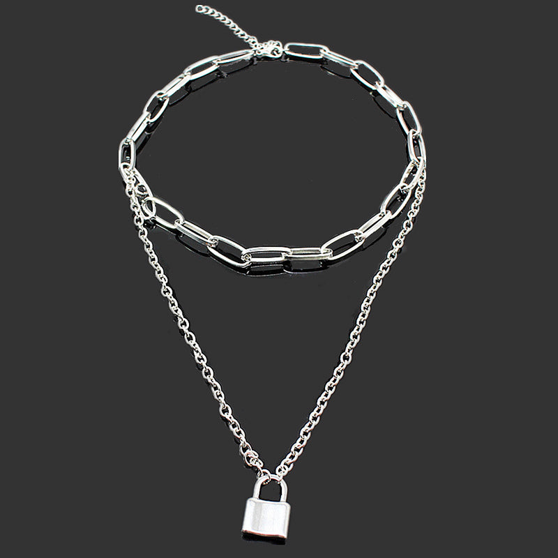 Isolde – Anhängerkette mit Herzmotiv und geometrischem Motiv