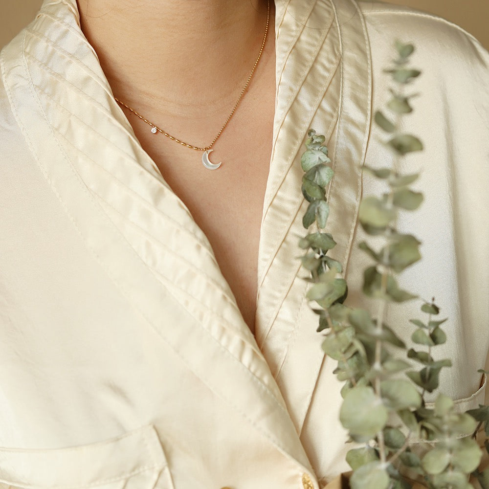 Natural White Shell Rhinestones Crescent Stitching Bead Necklace