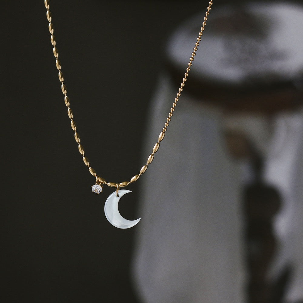 Natural White Shell Rhinestones Crescent Stitching Bead Necklace