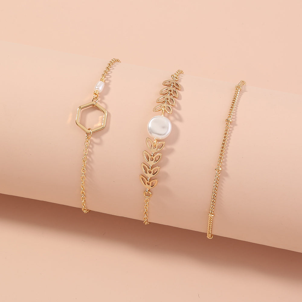Silke – Armband mit Perlenoptik und Blattmotiv