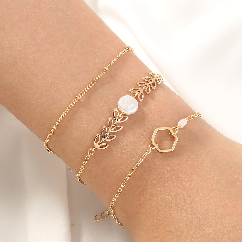 Silke – Armband mit Perlenoptik und Blattmotiv