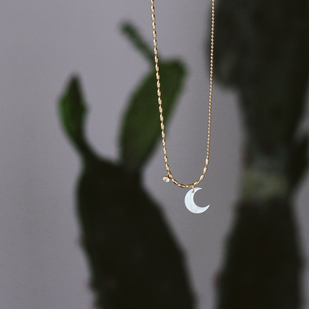 Natural White Shell Rhinestones Crescent Stitching Bead Necklace
