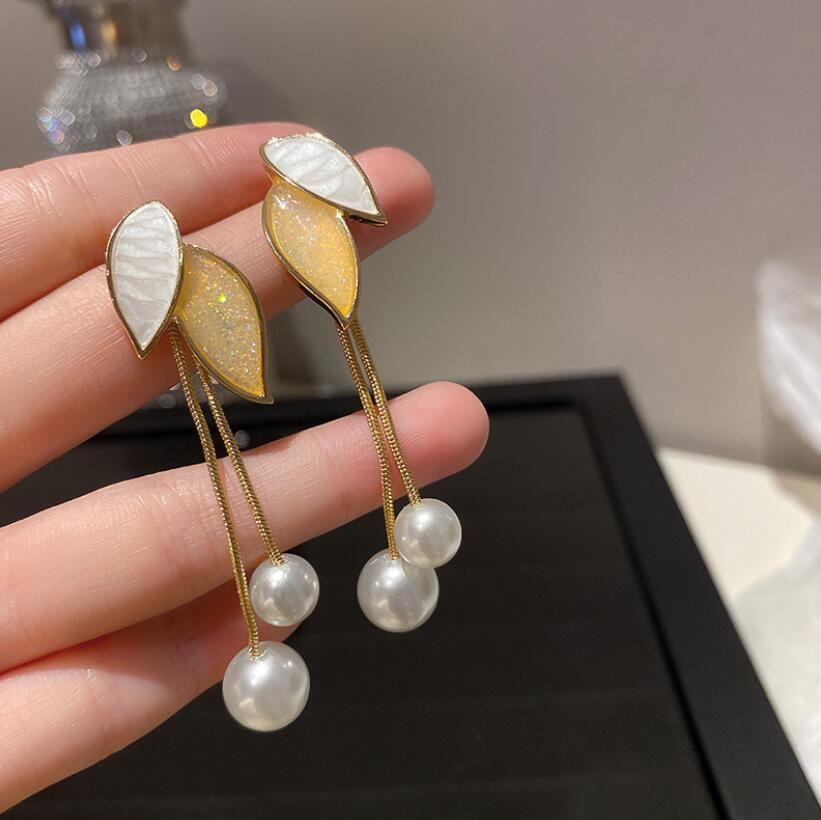 Temperament Entry Lux Pearl Leaf Tassel Earrings
