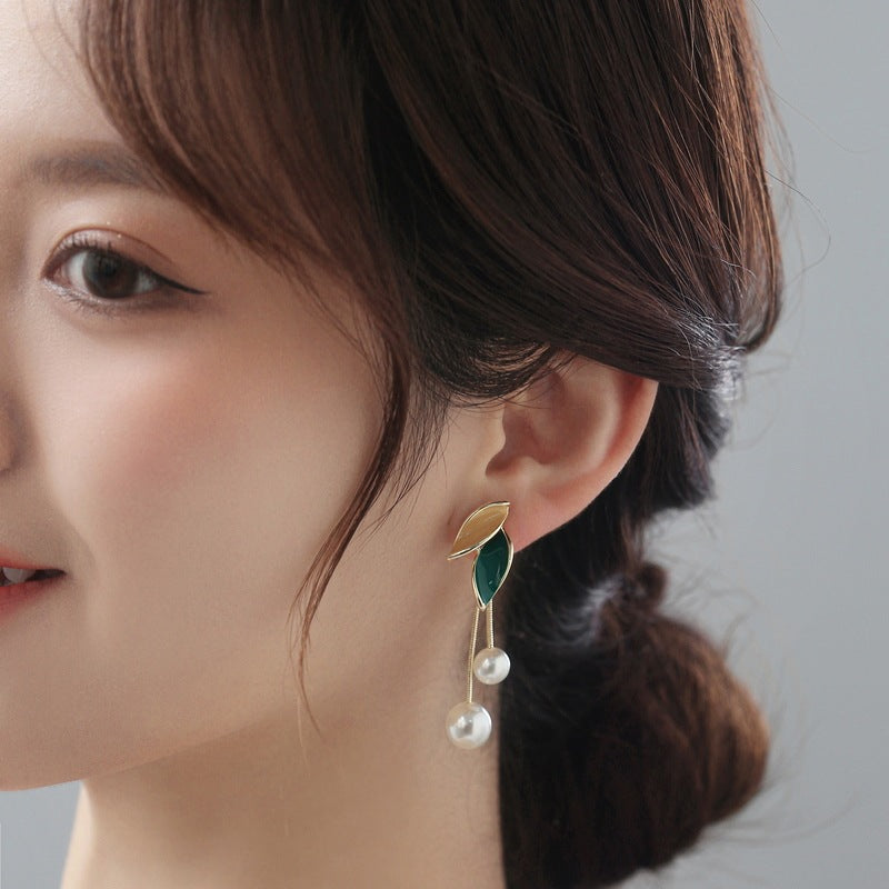 Temperament Entry Lux Pearl Leaf Tassel Earrings