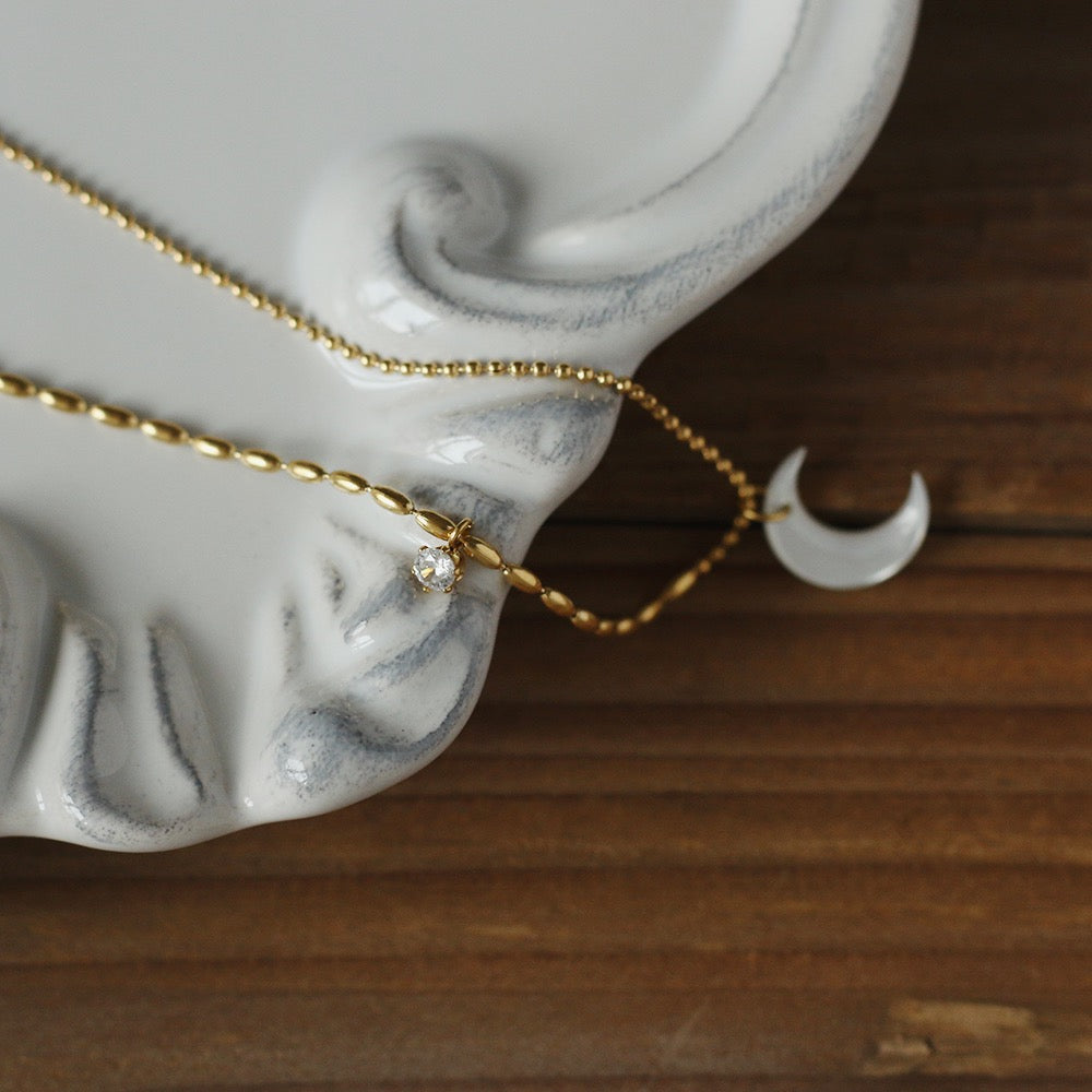 Natural White Shell Rhinestones Crescent Stitching Bead Necklace